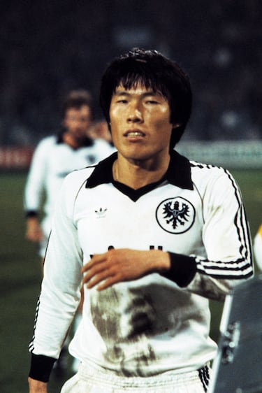 El delantero centro surcoreano defendió la camiseta en 156 ocasiones, marcó 58 goles y dio 4 asistencias. Consiguió una Copa de Alemania y una Copa de la UEFA. Es considerado el mejor futbolista del siglo XX en Asia por la Federación Internacional de Historia y Estadística de Fútbol. 