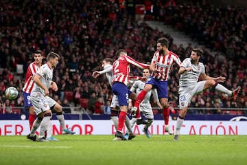 El jugador del Atlético de Madrid, Felipe, marca el 2-1 al Levante. 