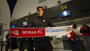 Bono, portero del Sevilla, posa con la bufanda conmemorativa del partido antes de despegar rumbo a Luxemburgo.