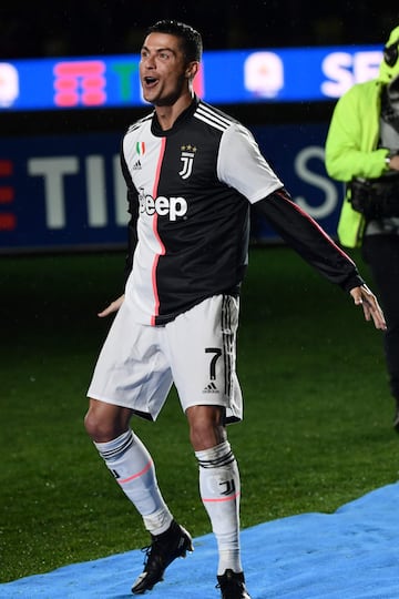 Cristiano Ronaldo realizando su gesto característico en la celebración de la Juve. 