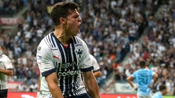 Alfonso González festeja su gol en contra de Gallos Blancos