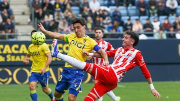 Iza Carcelén junto a Jon Morcillo en una disputa de balón en el Nuevo Mirandilla.