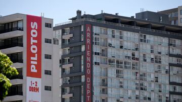 Santiago 29 de enero 2025.
Edificion son vistos con grandes letreros de Ventas y Arriendos en la comuna de Estacion Central.
Javier Torres/Aton Chile