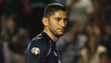En su regreso al arco celeste después de dos meses y medio, Jesús Corona tuvo una desafortunada actuación en el Nou Camp.