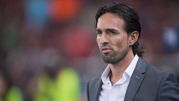 Gerardo Espinoza, director técnico de Atlas, en un partido de la Liga MX.