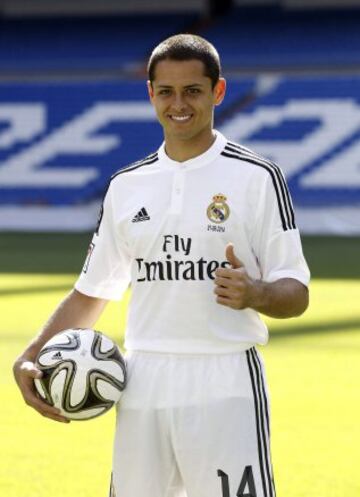 El delantero mexicano Javier 'Chicharito' Hern¨¢ndez, posa durante su presentaci¨®n como nuevo jugador del Real Madrid, esta tarde en el estadio Santiago Bernab¨¦u de Madrid.