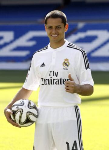 El delantero mexicano Javier 'Chicharito' Hernández, posa durante su presentación como nuevo jugador del Real Madrid, esta tarde en el estadio Santiago Bernabéu de Madrid. 