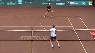 Tabilo cae en el ATP de Houston, pero deja una jugada para el recuerdo: aplausos para el chileno