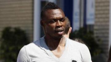 <b>PASO FIRME. </b>Carlos Kameni, ayer, caminando por la Ciudad Deportiva justo antes de hablar.