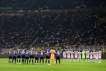 Minuto de silencio en homenaje a las víctimas de la tragedia del Estadio de Kanjuruhan, en la isla de Java, Indonesia.