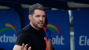 MEX4524. PUEBLA (MÉXICO), 15/02/2026.- El entrenador de Cruz Azul Nicolás Larcamón reacciona este domingo, durante un partido de la Liga MX entre Cruz Azul y Tigres en el estadio Cuauhtémoc, en Puebla (México). EFE/ Hilda Ríos
