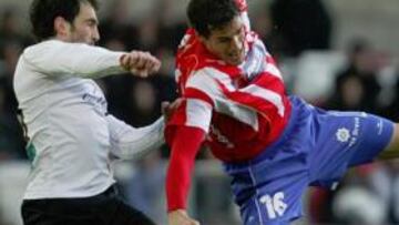 <b>LUCHA. </b>Gerard López pugna con el defensa del Salamanca Gañan por el balón en una acción de un partido muy disputado.