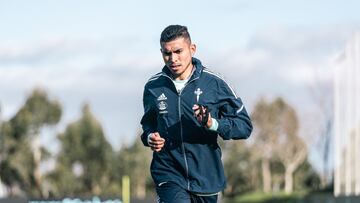 Orbel&iacute;n Pineda corre en solitario en el campo de entrenamiento del Celta en la ciudad deportiva del club celeste.