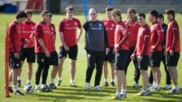 LÍDER. Bielsa se dirige ayer a la plantilla en el entrenamiento, con Bonini apoyado en Herrera.