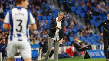 SAN SEBASTIÁN (PAÍS VASCO), 13/05/2025.- El entrenador de la Real Sociedad, Imanol Alguacil, reacciona durante el partido de la jornada 36 de LaLiga EA Sports, entre la Real Sociedad y el Celta de Vigo, que se celebra este martes, en el estadio Reale Arena de San Sebastián. EFE/ Juan Herrero