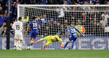 El portero belga para en seco la embestida azulona. En la imagen, intervención crucial a tiro de Juanmi, Álvaro Rodríguez llega por detrás y golpea al guardameta. El delantero fue amonestado.