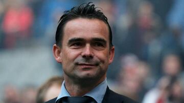 Overmars extends Ajax contract amid Arsenal links