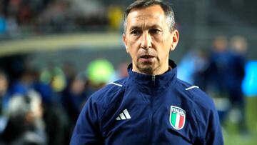 AME3228. LA PLATA (ARGENTINA), 31/05/2023.- El seleccionador de Italia Carmine Nunziata reacciona hoy, en un partido de los octavos de final de la Copa Mundial de Fútbol sub-20 entre Inglaterra e Italia en el estadio Diego Armando Maradona en La Plata (Argentina). EFE/ Demian Alday Estevez