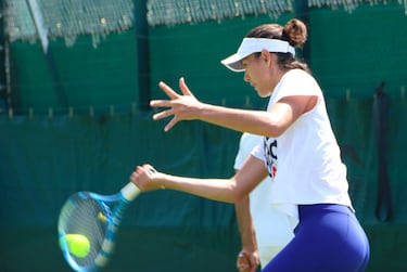 Garbi?e Muguruza golpea a la pelota de derechas.