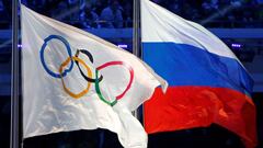 La bandera ol&iacute;mpica y la bandera rusa, en la ceremonia de clausura de los Juegos Ol&iacute;mpicos de Invierno de Sochi 2014.
