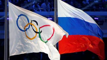 La bandera olímpica y la bandera rusa, en la ceremonia de clausura de los Juegos Olímpicos de Invierno de Sochi 2014.