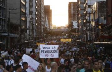 Las protestas continúan en el país suramericano dejando decenas de heridos y una multitud que grita contra las políticas actuales.