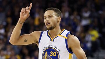 OAKLAND, CA - NOVEMBER 07: Stephen Curry #30 of the Golden State Warriors reacts after making a three-point basket against the New Orleans Pelicans at ORACLE Arena on November 7, 2016 in Oakland, California. NOTE TO USER: User expressly acknowledges and agrees that, by downloading and or using this photograph, User is consenting to the terms and conditions of the Getty Images License Agreement. Ezra Shaw/Getty Images/AFP
== FOR NEWSPAPERS, INTERNET, TELCOS & TELEVISION USE ONLY ==
