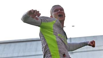 Manchester City's Norwegian striker #09 Erling Haaland celebrates after scoring the opening goal of the English Premier League football match between Crystal Palace and Manchester City at Selhurst Park in south London on December 14, 2025. (Photo by Glyn KIRK / AFP) / RESTRICTED TO EDITORIAL USE. No use with unauthorized audio, video, data, fixture lists, club/league logos or 'live' services. Online in-match use limited to 120 images. An additional 40 images may be used in extra time. No video emulation. Social media in-match use limited to 120 images. An additional 40 images may be used in extra time. No use in betting publications, games or single club/league/player publications. /