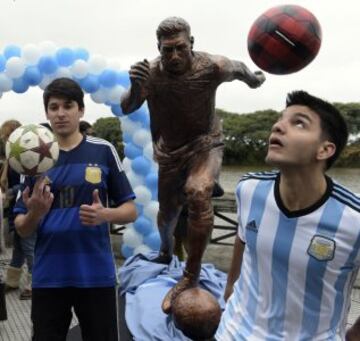 Lionel Messi statue unveiled in Buenos Aires