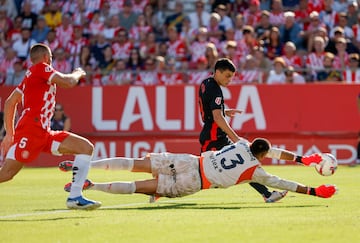El jugador del Barcelona Pedri marca el 0-4 al Girona en el partido de la jornada 5 en el estadio de Montilivi, el 15 de septiembre de 2024. El encuentro acab車 1-4.