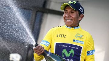 Nairo Quintana lo celebra en el podio de Valencia.