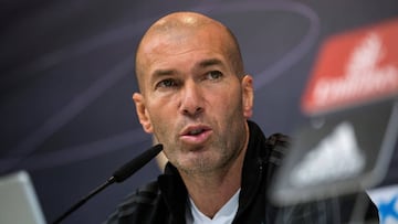 GRAF8009. MADRID, 09/02/2018.- El entrenador del Real Madrid, Zinedine Zidane, durante la rueda de prensa posterior al entrenamiento realizado esta mañana en la Ciudad Deportiva de Valdebebas, donde el equipo ha preparado el partido de la vigesimot