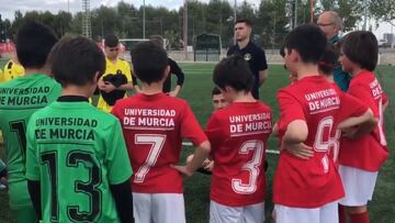 Tomen nota: la emotiva charla de un árbitro a dos equipos de niños