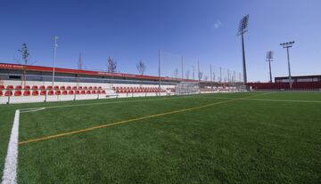 Así es el Centro Deportivo Wanda Alcalá de Henares, la nueva sede del conjunto rojiblanco situada al nordeste de Madrid. Varios equipos de su Academia comenzarán a entrenarse en estas nuevas instalaciones rojiblancas. En el recinto hay cuatro campos de fútbol-11 y otros más de fútbol-7. Se completa con una tienda oficial del club, una cafetería, gimnasio para los jugadores, una gran zona médica, oficinas para la Academia, aulas de estudio para los chicos y chicas y más de 30 vestuarios.