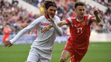 Turkey's Okay Yokuslu (L) and Russian midfieler Alexander Golovin vie for the ball during an international friendly football match between Russia and Turkey at Moscow's VEB Arena on June 5, 2018. / AFP PHOTO / Alexander NEMENOV