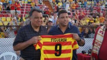 El&iacute;as Figueroa recibi&oacute; una camiseta de manos de Ronaldo.