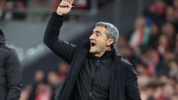 BILBAO, 22/12/2025.- El entrenador del Athletic Club Ernesto Valverde durante el partido de la jornada 17 de LaLiga que Athletic Club de Bilbao y RCD Espanyol disputan este lunes en San Mamés. EFE/Luis Tejido