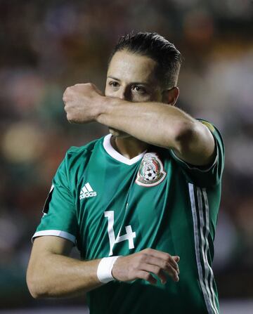 MEX85. SAN LUIS POTOSÍ (MÉXICO), 06/10/2017.- El jugador de México Javier Hernández celebra la anotación de un gol ante Trinidad y Tobago hoy, viernes 06 de octubre de 2017, durante el partido por las eliminatorias de la Concacaf al Mundial de Rusia 2018, disputado entre México y Trinidad y Tobago en el estadio Alfonso Lastras de la ciudad de San Luis Potosí (México). EFE/José Méndez
