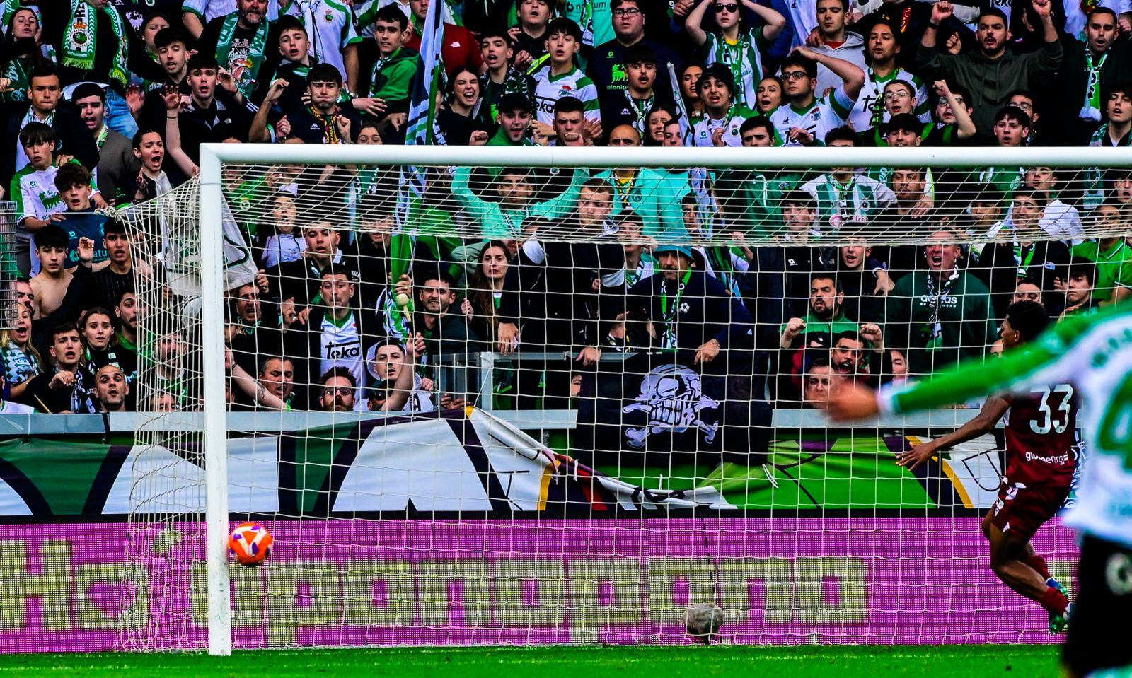 Arana se quedó a escasos centímetros del gol.