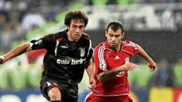 <b>VELOCIDAD. </b>Mascherano, de rojo, persigue al turco Özcan.