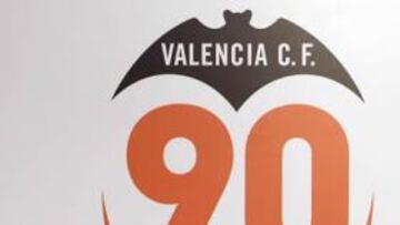 <b>ANIVERSARIO.</b> El Valencia CF ha presentado hoy el logotipo creado con motivo del 90 aniversario del club en 2009, basado en la similitud del escudo de la entidad con un corazón.