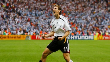Berlín - 30 de junio: Miroslav Gloss FIFA de Alemania anotó un gol igual durante los cuartos de final entre Alemania y Argentina. (Foto Shawn Boderil/Getty Images)