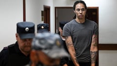 (FILES) In this file photo taken on August 04, 2022, US Women's National Basketball Association (WNBA) basketball player Brittney Griner, who was detained at Moscow's Sheremetyevo airport and later charged with illegal possession of cannabis, arrives to a hearing at the Khimki Court, outside Moscow. - Former US diplomat Bill Richardson said on August 7, 2022, that he was "optimistic" about efforts to negotiate a "two for two" prisoner swap with Russia that would free US basketball star Brittney Griner and another American. (Photo by Kirill KUDRYAVTSEV / AFP)