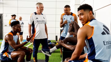 Tchouameni, Mbappé y Bellingham escuchan a Ancelotti.