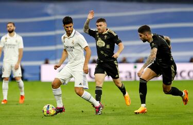 Marco Asensio controla un balón.