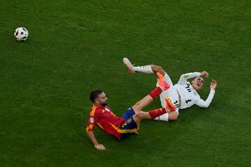 El lateral de la selección española y del Real Madrid bloqueó al jugador alemán del Bayern de Munich justo antes de que terminara el encuentro. Una acción que le costó la expulsión al futbolista español, pero que salvó un posible gol de Alemania.