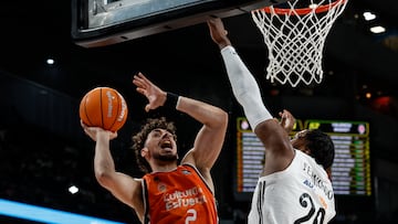 MADRID, 04/05/2025.- El base del Valencia Josep Puerto (i) entra a canasta ante el alero angolés del Real Madrid Bruno Fernando durante un encuentro correspondiente a la jornada 30 de Liga Endesa disputado este domingo entre el Real Madrid y el Valencia Basket en el Movistar Arena de Madrid. EFE/ Juan Carlos Hidalgo