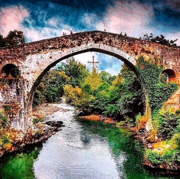 Visitar Cangas siempre figura en la hoja de ruta de todos aquellos que visiten Asturias por primera vez, aunque ¨¦stos repetir¨¢n m¨¢s de una vez. Una de las postales m¨¢s reconocidas es la del puente romano con la Cruz de la Victoria colgante.