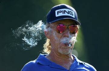 El rostro que se oculta tras una nube de humo, gafas de sol de espejo y gorra deportiva de uno de sus patrocinadores es el de Miguel Ángel Jiménez. A sus 57 años, el veterano golfista español mira al green mientras fuma su ya característico cigarro durante las jornadas previas del BMW PGA Championship, en Wirginia Water (Inglaterra).