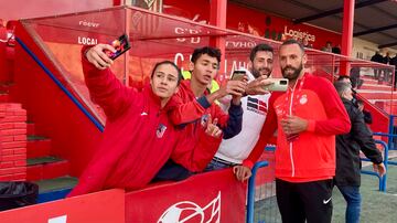 Aficionados del Autol se fotografían con el jugador del Mallorca, Muriqi, antes del inicio del encuentro. 
 